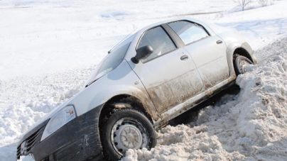 Un bărbat a fost rănit într-un accident în care două mașini au ieșit în decor după ce s-au ciocnit