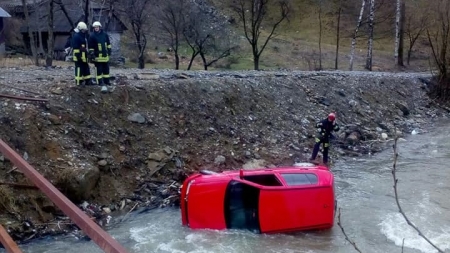 Încins bine de dimineață, s-a răcorit în râu. Cu tot cu mașină