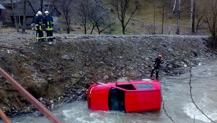 Încins bine de dimineață, s-a răcorit în râu. Cu tot cu mașină