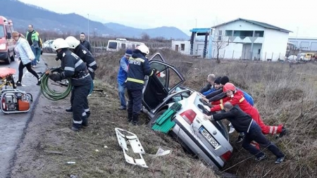 Accident cu doi răniți și o mașină răsturnată în șanț