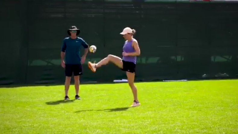 Halep e bună și la fotbal, nu doar la tenis. L-a cam umilit pe Darren Cahill la o miuță (VIDEO)