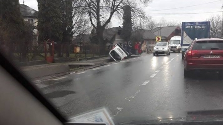 Două mașini au ajuns în șanț