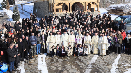 În  Parohia Rozavlea Şesu Mănăstirii a fost instalat un nou preot