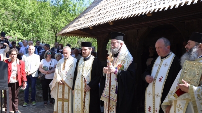 Episcopul Iustin a resfinţit biserica din Muzeul Satului