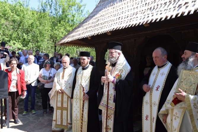 Episcopul Iustin a resfinţit biserica din Muzeul Satului