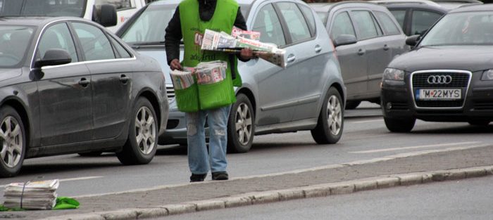 Răducu, vânzătorul de ziare în stradă, acroșat de o mașină