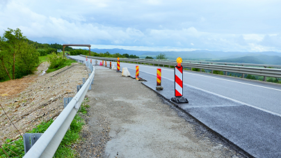 În Pasul Mesteacăn a fost remediată alunecarea de teren de pe drumul național