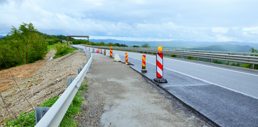 În Pasul Mesteacăn a fost remediată alunecarea de teren de pe drumul național