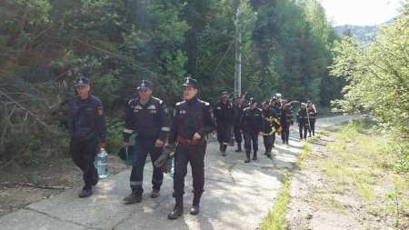 Mobilizare de forțe pentru stingerea incendiului ce mistuie 30 ha de vegetație alpină