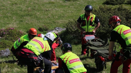 Acțiune cu elicopterul pentru salvarea unor alpiniști dintr-o zonă montană greu accesibilă