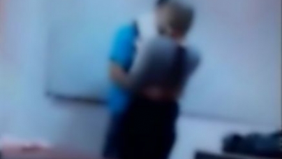 Profesorul de la Sighet care a fost filmat sărutând o elevă în sala de clasă a demisionat, ce urmează rămâne de văzut