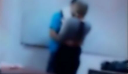 Profesorul de la Sighet care a fost filmat sărutând o elevă în sala de clasă a demisionat, ce urmează rămâne de văzut