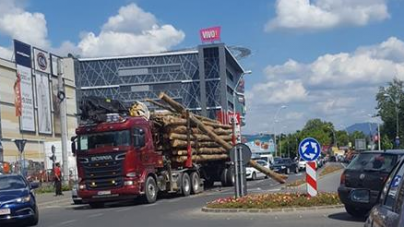 A  vrut să coboare la mall din camionul în mers, deși era cam buștean