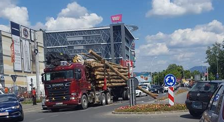 A  vrut să coboare la mall din camionul în mers, deși era cam buștean