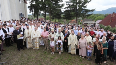 A fost târnosită biserica seculară din Cerneşti (GALERIE FOTO)