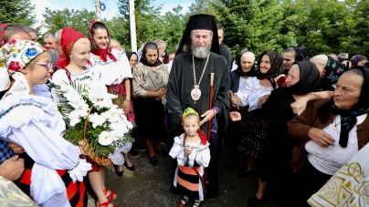 O mulțime de credincioși la hramul Mănăstirii Dragomirești (GALERIE FOTO)