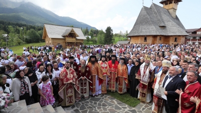 Târnosirea bisericii Mănăstirii Pietroasa Borşa (GALERIE FOTO)