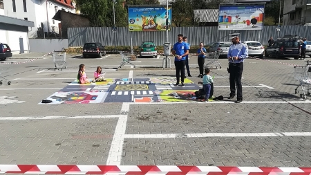 Părinții la cumpărături, copiii la educație prin joc în parcările Lidl