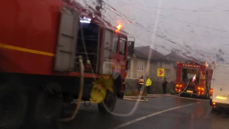 Un incendiu a dat peste cap circulația în Lăpușel (GALERIE FOTO)