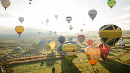 La Rogoz, un balon a aterizat într-o livadă, iar cei din nacelă au primit o traistă cu mere de la proprietară (VIDEO)