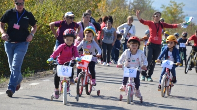 Unul dintre câștigătorii Cupei Junior la ciclism și-a donat bicicleta primită ca premiu (GALERIE FOTO)