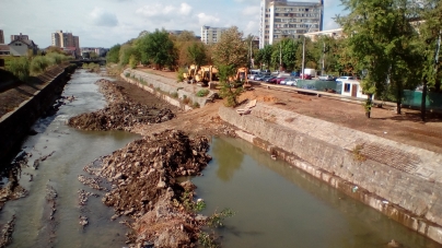 Cum mai e cu lucrările în albia râului Săsar