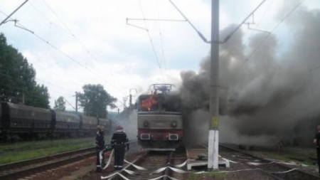 O altă locomotivă a luat foc în Săcel