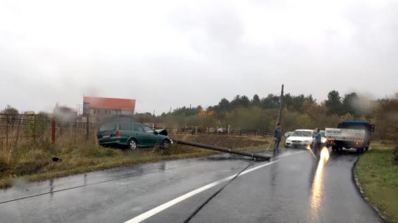 A doborât stâlpul pe carosabil, blocând traficul pe DN 18