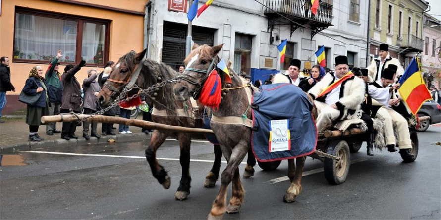 ”DRUMUL UNIRII”. Convoiul de căruțe trase de cai a pornit azi spre Alba Iulia (GALERIE FOTO)