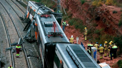 Un tren cu 133 de navetiști  a deraiat  marți dimineață