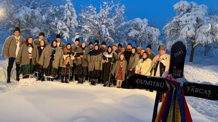 Colindători la mormântul lui Dumitru Fărcaș (GALERIE FOTO)