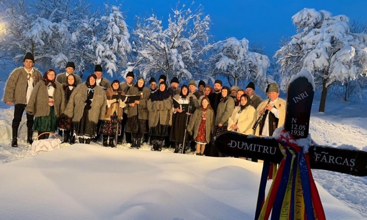 Colindători la mormântul lui Dumitru Fărcaș (GALERIE FOTO)