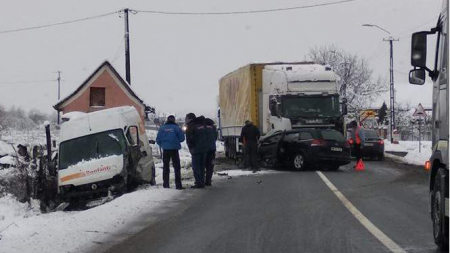 Un bărbat a murit după ce mașina în care se afla a intrat într-un tir