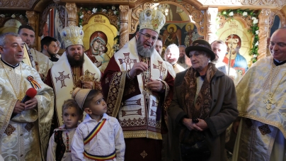 Episcopul Iustin, la târnosirea bisericii cu hramul ”Sfântul Andrei” (GALERIE FOTO)