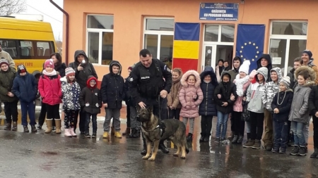 Școala din Ariniș, călcată de polițiști