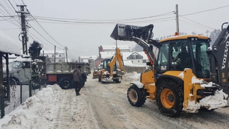 Mobilizare generală pentru eliberarea de zăpadă a străzilor din Borșa