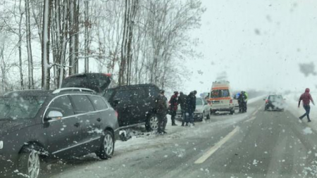 Accidente, derapaje și blocaje  ”în condiții de iarnă”