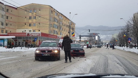 S-a lăsat cu tablă îndoită