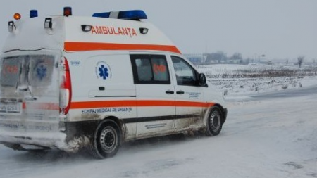 Accident în Satulung: Un bărbat a intrat cu mașina în șanț și s-a oprit într-un indicator rutier