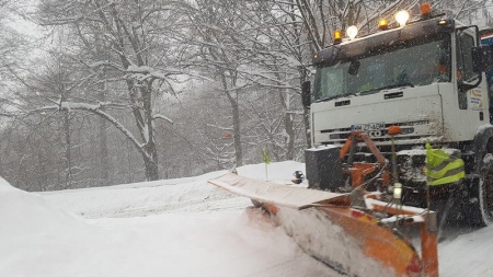 Unii curăță drumurile de zăpadă, alții aruncă omătul din fața casei înapoi pe șosea