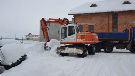 Zăpadă de pe drumuri, cărată cu camioanele