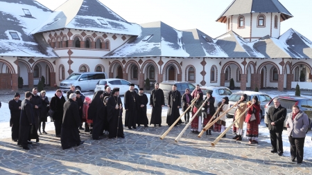 Ierarhi întâmpinați cu tulnice (GALERIE FOTO)