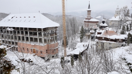 Sfânta Liturghie la Mănăstirea Rohia, într-un peisaj de vis