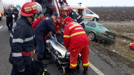 O mașină de Maramureș a provocat un accident în lanț, după care s-a oprit chiar în gardul unui atelier auto (GALERIE FOTO)