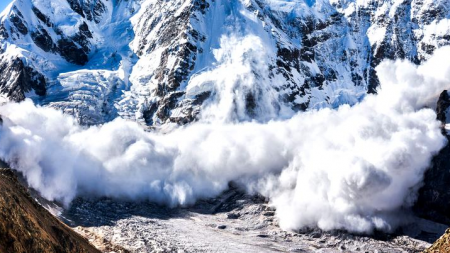 În zonele înalte fulguiește sau ninge; risc mare de avalanșe în Munții Maramureșului