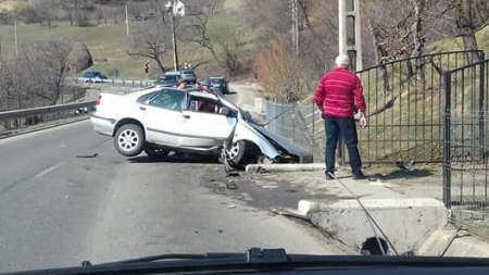 Accident la Șurdești – o mașină a ajuns în șanț