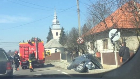 Mașină ajunsă în șanț în Tăuții Măgherăuș