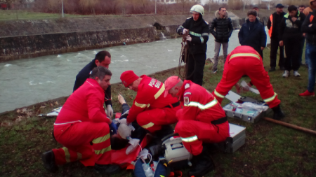 Tânără salvată din apele Săsarului, în miez de noapte