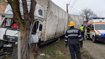 Maramureșean rănit după ce a intrat cu tirul într-un copac (VIDEO)