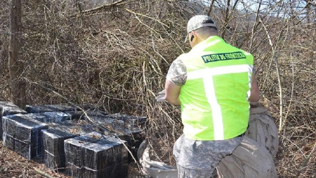 Peste 15000 de pachete cu țigări ascunse în vegetație la  Bocicoiu Mare